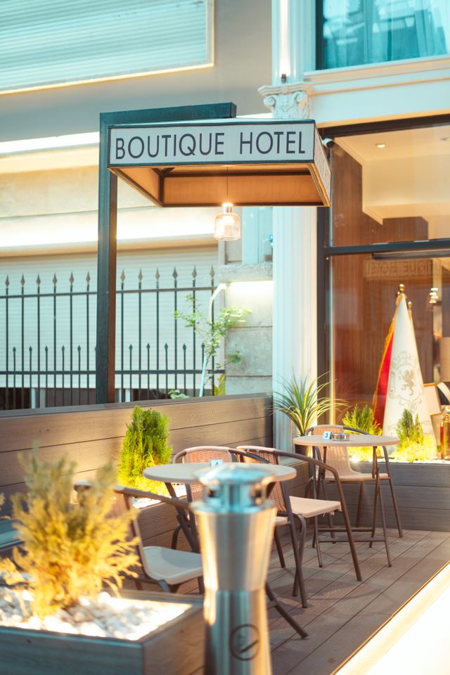 Elegant outdoor seating at a boutique hotel in Baghdad, perfect for relaxation.